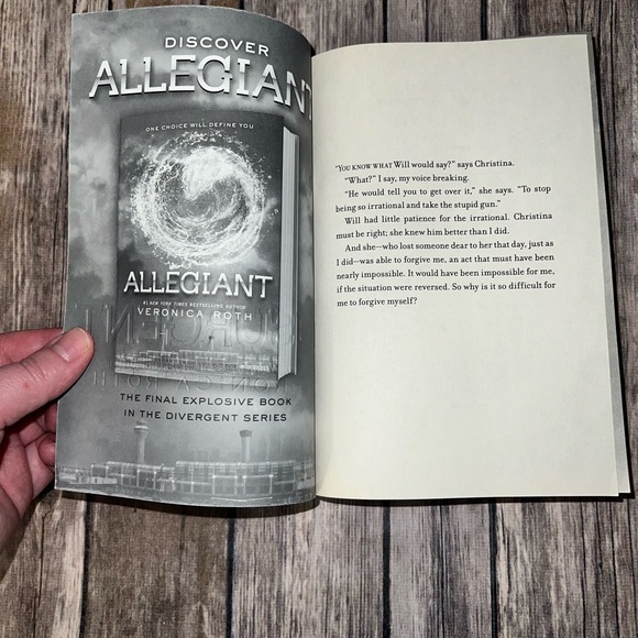 Insurgent by Veronica Roth, exclusive Target edition,‎ paperback - Picture 4 of 4